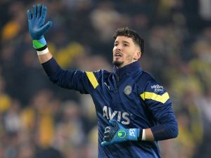 Manchester United meresmikan pembelian kiper asal Turki Altay Bayindir