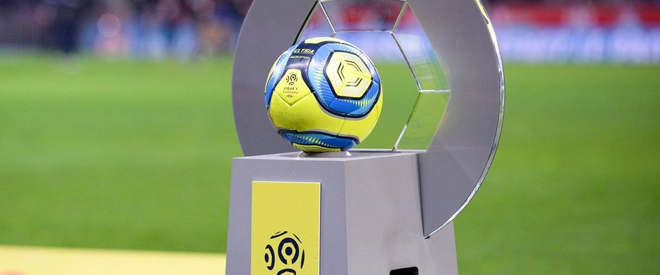 Ligue 1 kompetisi sepak bola kasta utama di Perancis